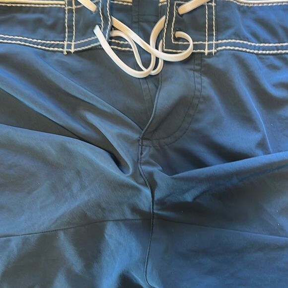 EXCELLENT CONDITION WOMEN’S SIZE 8 CARVE DESIGN BOARD SHORTS - Picture 4 of 4